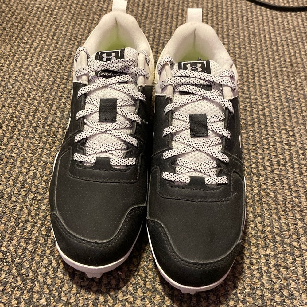 Under armor cleats!! Brand new 🖤🤍